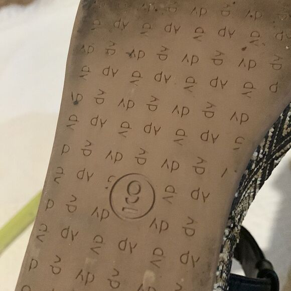 DV platform sandals. Size 9. Aztec design - Picture 9 of 11